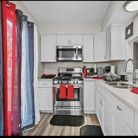St Paul Fry Street Den Suite#1